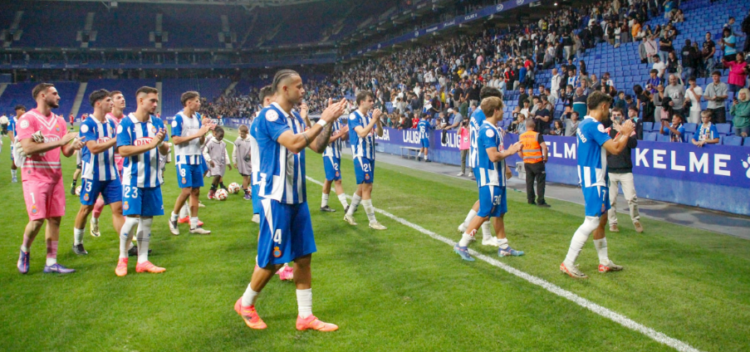 Los jugadores del Espanyol B agradecen a la afición la presencia en el RCDE Stadium | @mongay_photography