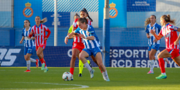 Arola Aparicio controla una pelota ante una rival en el partido | @mongay_photography