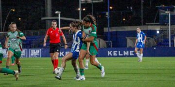 Arola aparicio en una pugna de balón contra el Granada CF | @mongay_photography