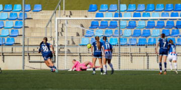 Romane Salvador en el instante del penalti del Levante Badalona | @mongay_photography