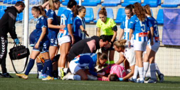 Romane Salvador siendo atendida tras el choque con una jugadora del Levante Badalona | @mongay_photography