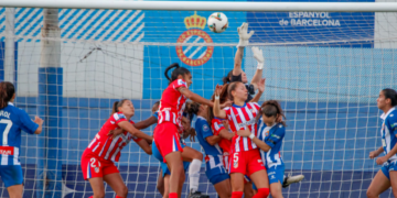 Romane Salvador sale a por un balón dividido en el partido ante el Atlético de Madrid | @mongay_photrography