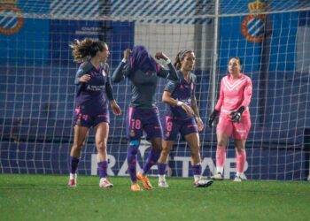Las jugadoras del Espanyol Femenino se lamentan con el empate a tres goles | @mongay_photography