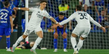GETAFE (MADRID), 23/04/2025.- Los jugadores del Real Madrid, el turco Arda Guler (i) y Raul Asencio, celebran el primer gol del equipo madridista durante el encuentro correspondiente a la jornada 33 de Laliga EA Sports que disputan hoy miercoles Get (