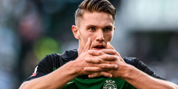 Sporting Lisbon's Swedish forward #09 Viktor Gyokeres celebrates scoring his second goal during the Portuguese League football match between Sporting CP and GD Chaves at the Jose Alvalade stadium in Lisbon on May 18, 2024. (Photo by PATRICIA DE MELO MOREIRA / AFP)