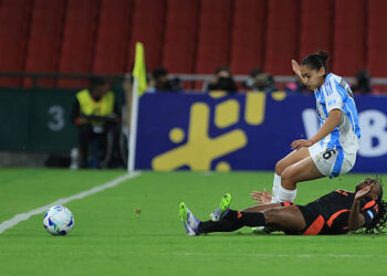 QUITO, ECUADOR - JULY 28: Daniela Caracas of Colombia slides for the ball against Evelyn Dominguez of Argentina during the CONMEBOL Copa America Femenina 2025 Semifinal match between Argentina and Colombia at Rodrigo Paz Delgado Stadium on July 28, 2025 in Quito, Ecuador.  (Photo by Franklin Jacome/Getty Images)