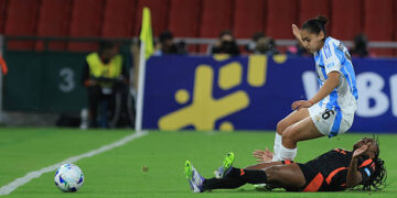 QUITO, ECUADOR - JULY 28: Daniela Caracas of Colombia slides for the ball against Evelyn Dominguez of Argentina during the CONMEBOL Copa America Femenina 2025 Semifinal match between Argentina and Colombia at Rodrigo Paz Delgado Stadium on July 28, 2025 in Quito, Ecuador.  (Photo by Franklin Jacome/Getty Images)