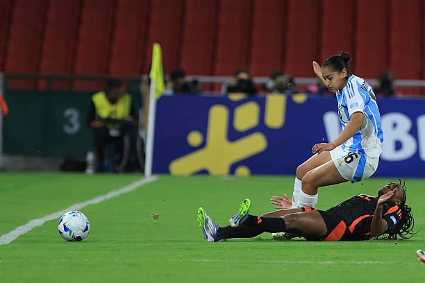 QUITO, ECUADOR - JULY 28: Daniela Caracas of Colombia slides for the ball against Evelyn Dominguez of Argentina during the CONMEBOL Copa America Femenina 2025 Semifinal match between Argentina and Colombia at Rodrigo Paz Delgado Stadium on July 28, 2025 in Quito, Ecuador. (Photo by Franklin Jacome/Getty Images)